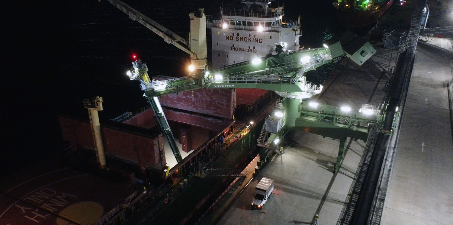 Siwertell ship unloader operating in the dark