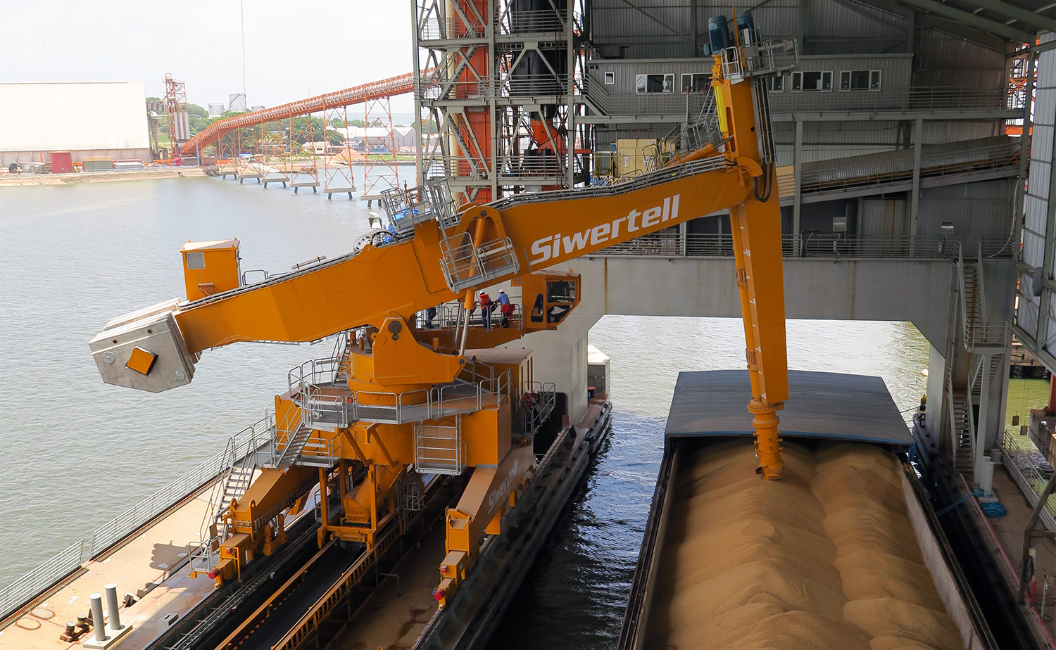 Siwertell ship unloader unloading grain from barges