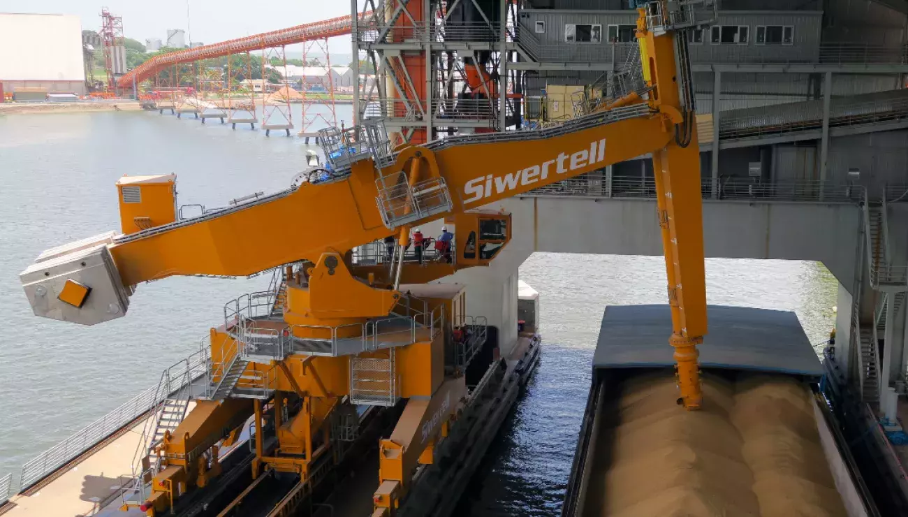 Siwertell ship unloader unloading from a barge