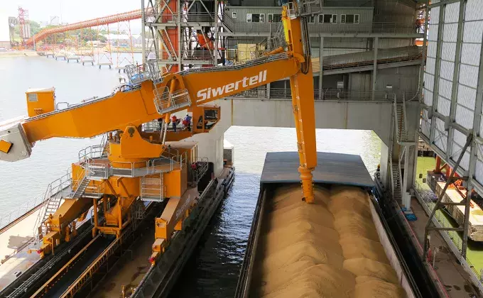 Orange Siwertell Ship unloader in operation