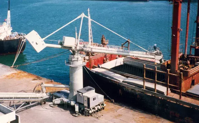 White Siwertell Ship unloader in operation