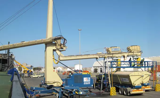 Siwertell mobile unloader unloading bulk material to trucks