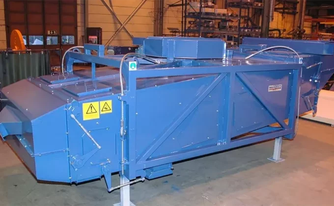 Gyratory free swinging screen