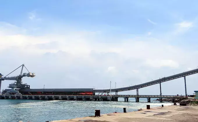 Siwertell ship unloader with belt conveyor