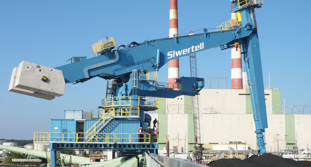 Blue Siwertell Ship unloader in operation