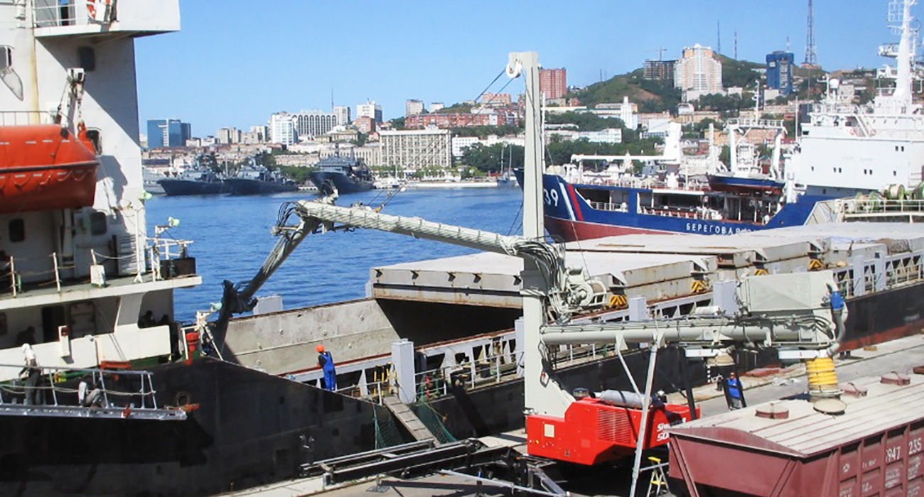 Grey Siwertell mobile unloader in operation