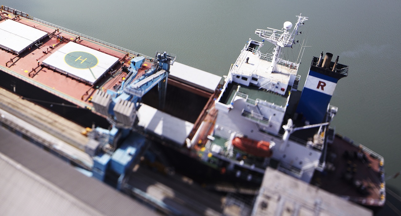 Blue Siwertell Ship unloader in operation