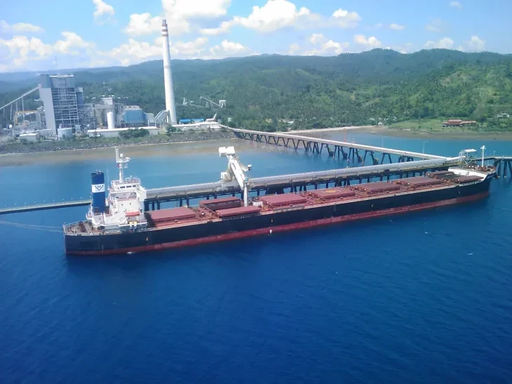 Sulfur beeing unloaded using a Siwertell screw type ship unloader