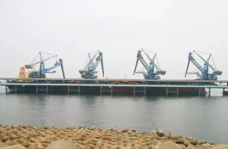 Four Siwertell ship unloaders on a pier